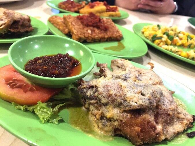 7 Ayam Goreng Legendaris Jakarta yang Enaknya Juara