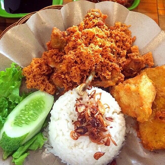 7 Ayam Goreng Legendaris Jakarta yang Enaknya Juara