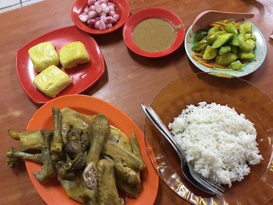 7 Ayam Goreng Legendaris Jakarta yang Enaknya Juara