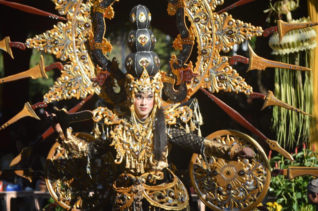 Yuk intip kemeriahan BEC , Banyuwangi Ethno Carnival disini.