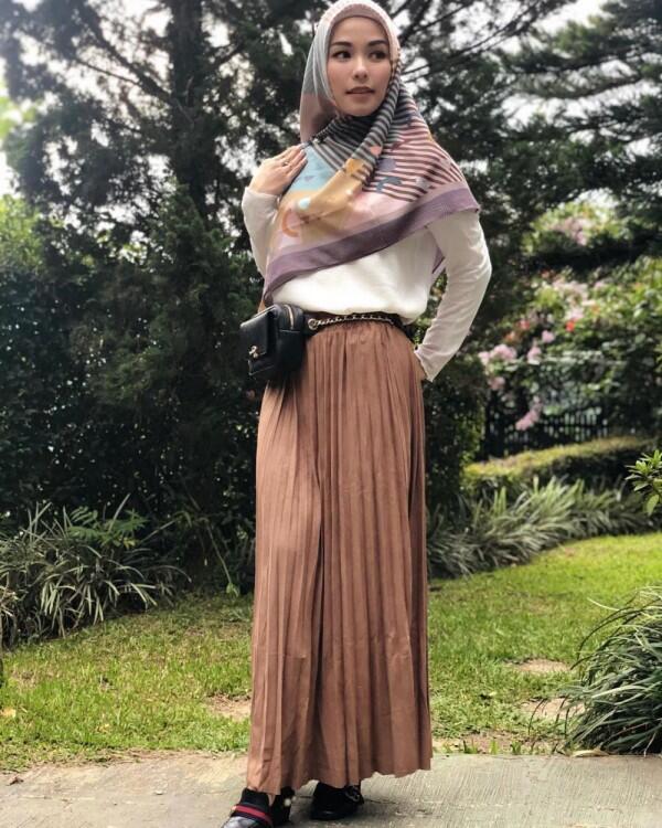 8 Inspirasi Gaya Hijab Stylish ala Metha Yunatria, Istri Uki eks NOAH