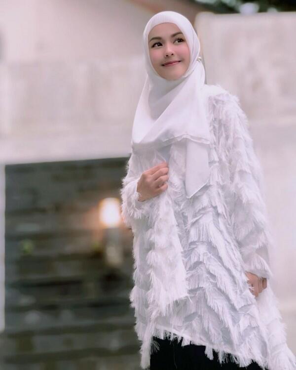 8 Inspirasi Gaya Hijab Stylish ala Metha Yunatria, Istri Uki eks NOAH