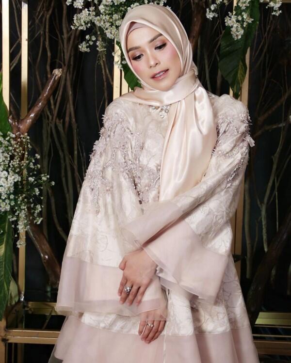 8 Inspirasi Gaya Hijab Stylish ala Metha Yunatria, Istri Uki eks NOAH