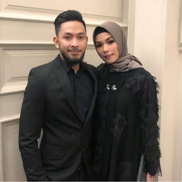 8 Inspirasi Gaya Hijab Stylish ala Metha Yunatria, Istri Uki eks NOAH