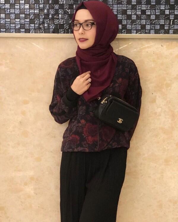 8 Inspirasi Gaya Hijab Stylish ala Metha Yunatria, Istri Uki eks NOAH