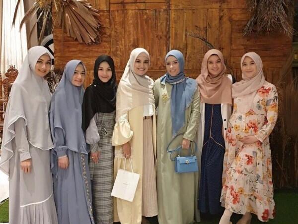 8 Inspirasi Gaya Hijab Stylish ala Metha Yunatria, Istri Uki eks NOAH