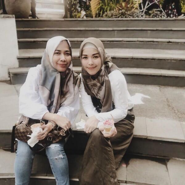 8 Inspirasi Gaya Hijab Stylish ala Metha Yunatria, Istri Uki eks NOAH