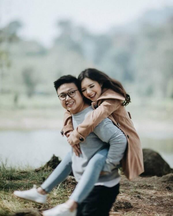 Segera Menikah, 10 Potret Mesra Food Vlogger Kenneth Chandra & Kekasih