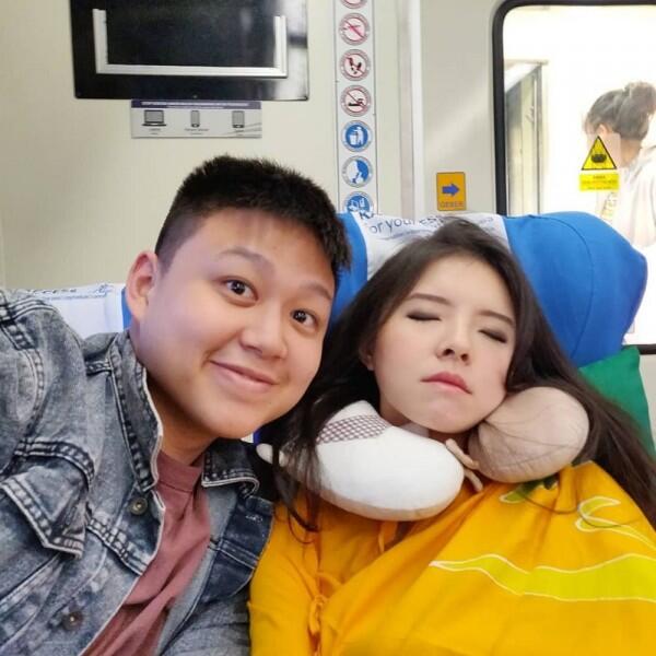 Segera Menikah, 10 Potret Mesra Food Vlogger Kenneth Chandra & Kekasih