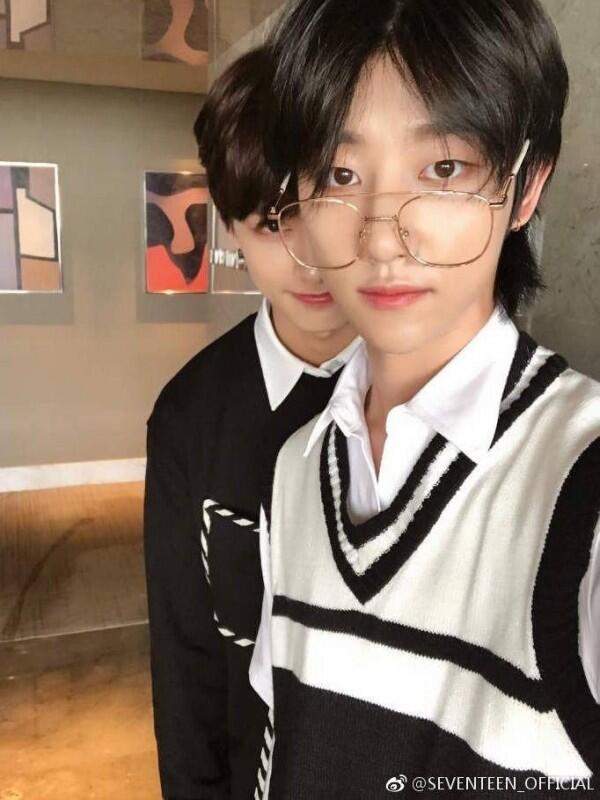 Layaknya Adik Kakak, Ini 10 Potret Kedekatan The8 & Jun Seventeen