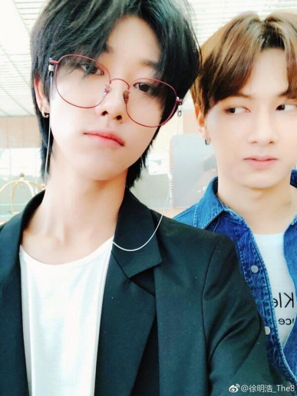 Layaknya Adik Kakak, Ini 10 Potret Kedekatan The8 & Jun Seventeen