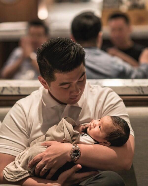 10 Potret Chef Arnold Saat Momong Anak Pertamanya, Kekar Tapi Unyu!