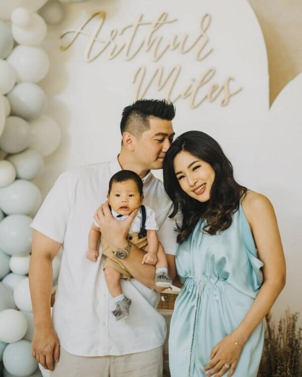 10 Potret Chef Arnold Saat Momong Anak Pertamanya, Kekar Tapi Unyu!