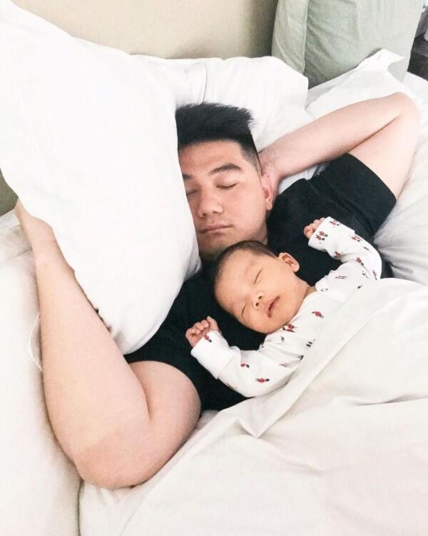 10 Potret Chef Arnold Saat Momong Anak Pertamanya, Kekar Tapi Unyu!