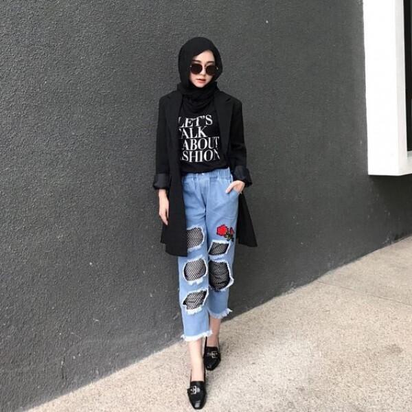 10 Ide Mix and Match Kaus untuk Hijab, Simpel Banget!