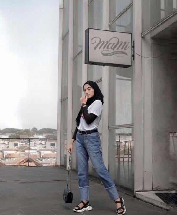 10 Ide Mix and Match Kaus untuk Hijab, Simpel Banget!