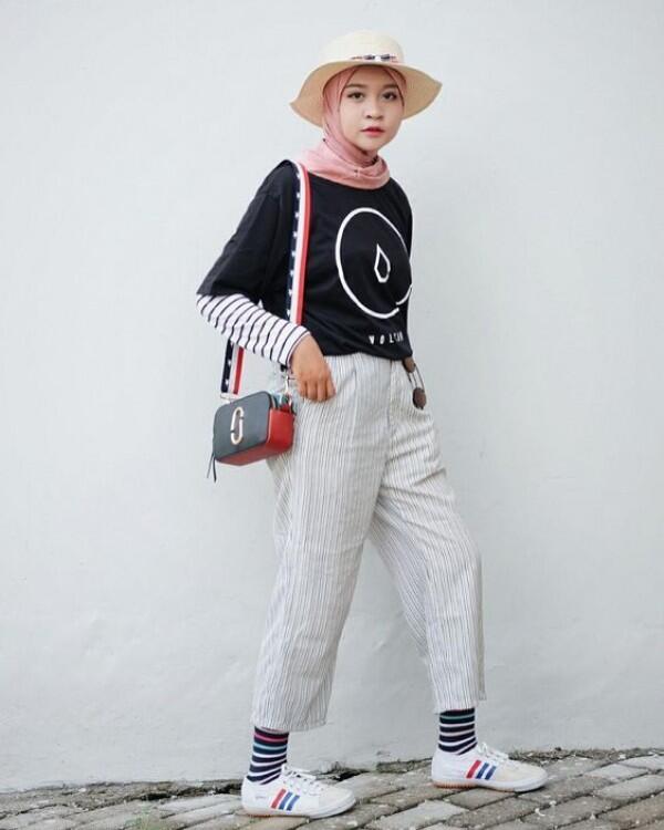 10 Ide Mix and Match Kaus untuk Hijab, Simpel Banget!