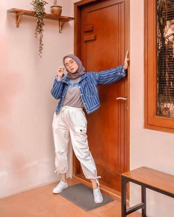 10 Ide Mix and Match Kaus untuk Hijab, Simpel Banget!