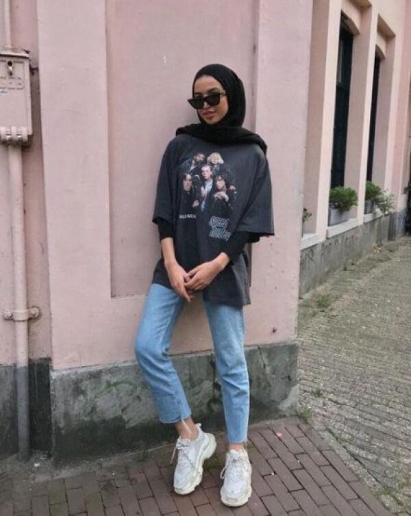10 Ide Mix and Match Kaus untuk Hijab, Simpel Banget!