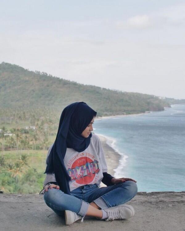 10 Ide Mix and Match Kaus untuk Hijab, Simpel Banget!