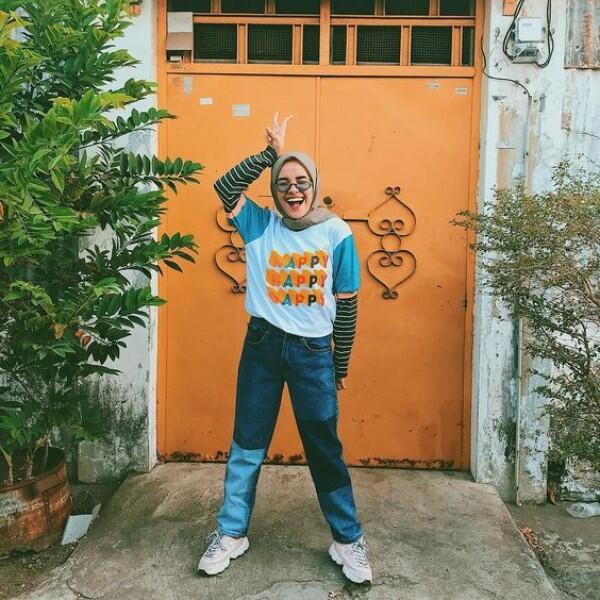 10 Ide Mix and Match Kaus untuk Hijab, Simpel Banget!