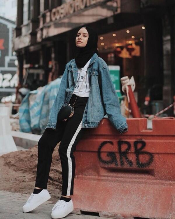 10 Ide Mix and Match Kaus untuk Hijab, Simpel Banget!