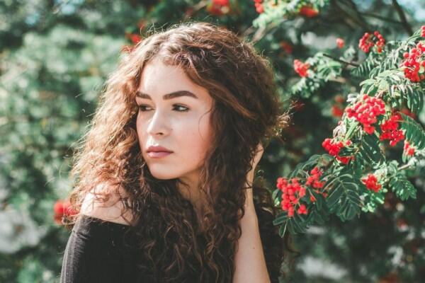 6 Tips Perawatan Rambut Keriting Agar Tampilan Kamu Makin Kece