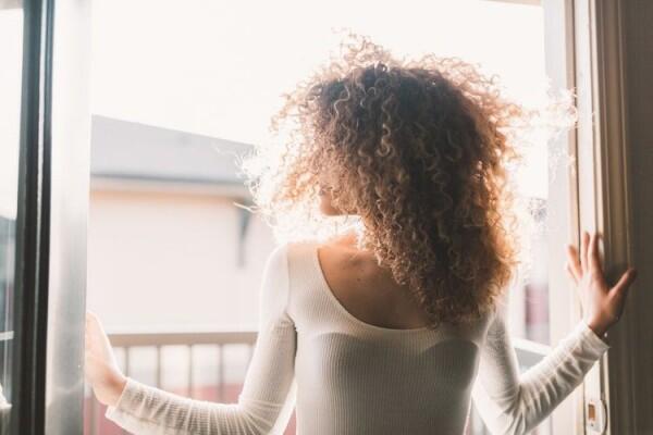 6 Tips Perawatan Rambut Keriting Agar Tampilan Kamu Makin Kece