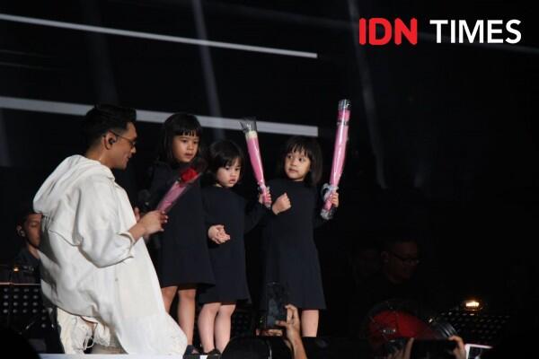 Rayakan 10 Tahun di Dunia Musik, 10 Keseruan Konser Dekade Afgan