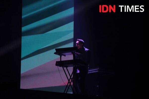 Rayakan 10 Tahun di Dunia Musik, 10 Keseruan Konser Dekade Afgan