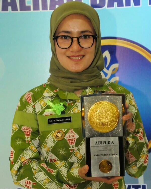 Iti Octavia Jayabaya, Bupati Terbaik se-Asia Mahir Panjat Pohon Durian