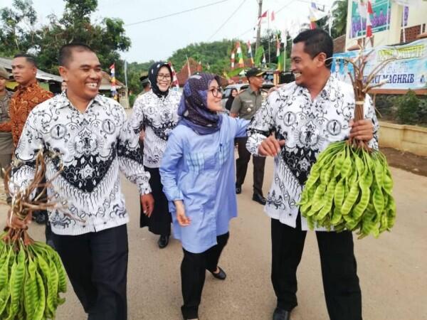 Iti Octavia Jayabaya, Bupati Terbaik se-Asia Mahir Panjat Pohon Durian