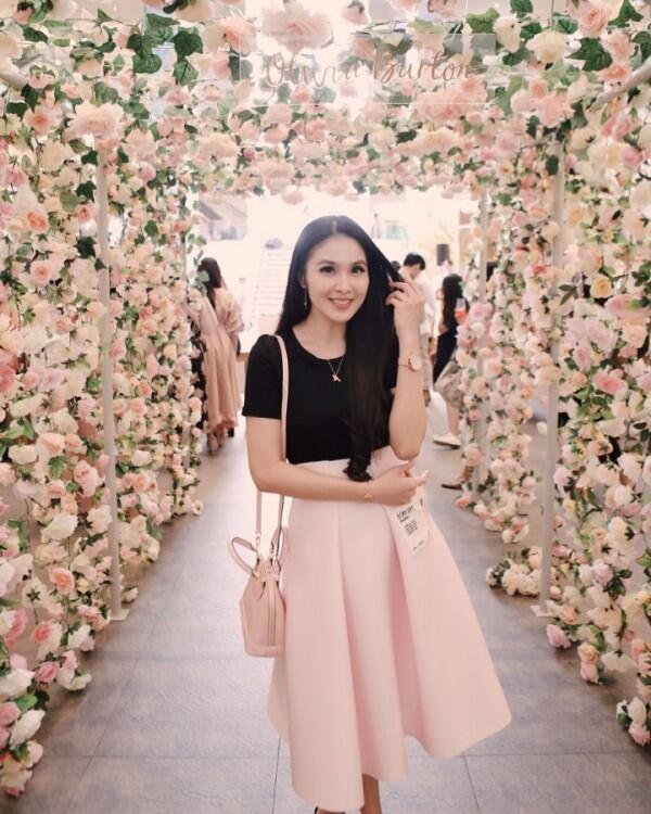 Anggun, Ini 10 Tips Mix & Match Rok Midi ala Sandra Dewi!