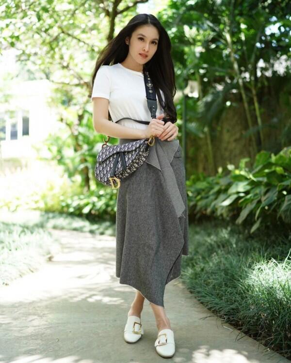 Anggun, Ini 10 Tips Mix & Match Rok Midi ala Sandra Dewi!