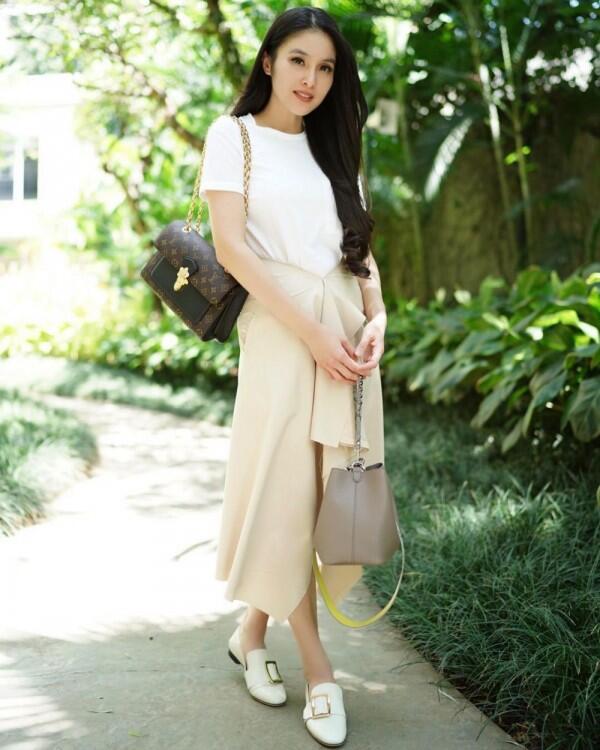 Anggun, Ini 10 Tips Mix & Match Rok Midi ala Sandra Dewi!