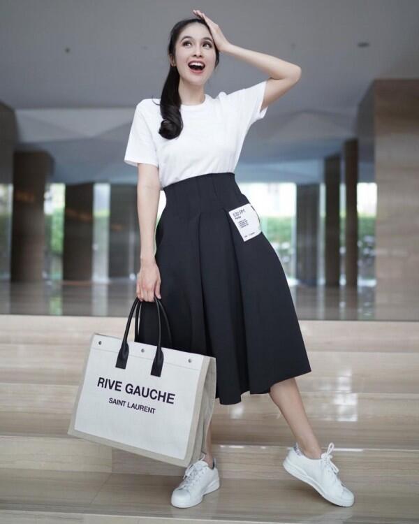Anggun, Ini 10 Tips Mix & Match Rok Midi ala Sandra Dewi!