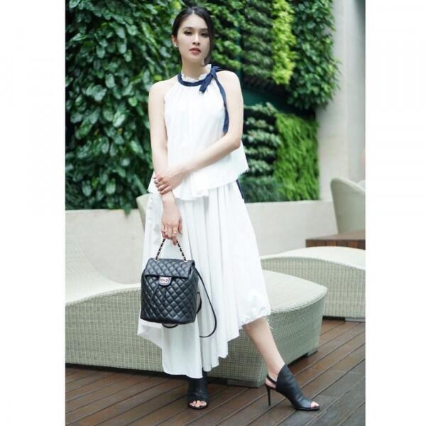 Anggun, Ini 10 Tips Mix & Match Rok Midi ala Sandra Dewi!