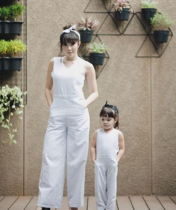 10 Inspirasi Gaya Jumpsuit ala Selebriti, Siapa Paling Kece?