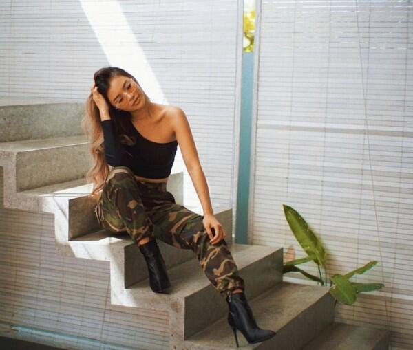 10 Ide Padu Padan Sepatu Boots ala Beauty Vlogger Sanly Liuu, Kece!