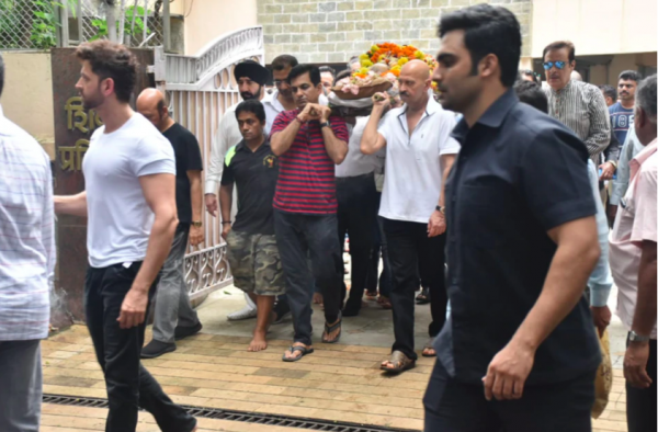 10 Potret Duka Pemakaman Om Prakash, Aktor Senior Kakek Hrithik Roshan