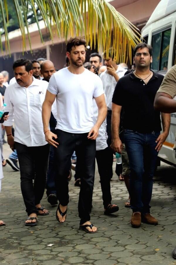 10 Potret Duka Pemakaman Om Prakash, Aktor Senior Kakek Hrithik Roshan