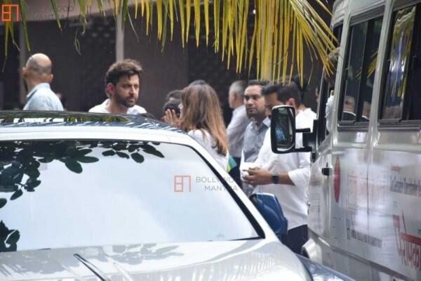 10 Potret Duka Pemakaman Om Prakash, Aktor Senior Kakek Hrithik Roshan