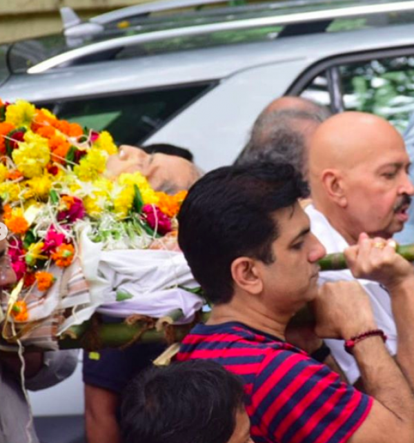 10 Potret Duka Pemakaman Om Prakash, Aktor Senior Kakek Hrithik Roshan