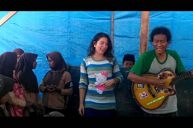 Bule Cantik Ini Siap Bersepeda London-Paris demi Korban Gempa Lombok
