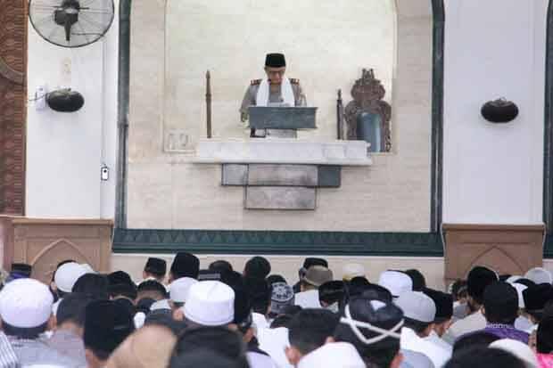 Berseragam Lengkap, Kapolda Jateng Jadi Khatib Salat Id