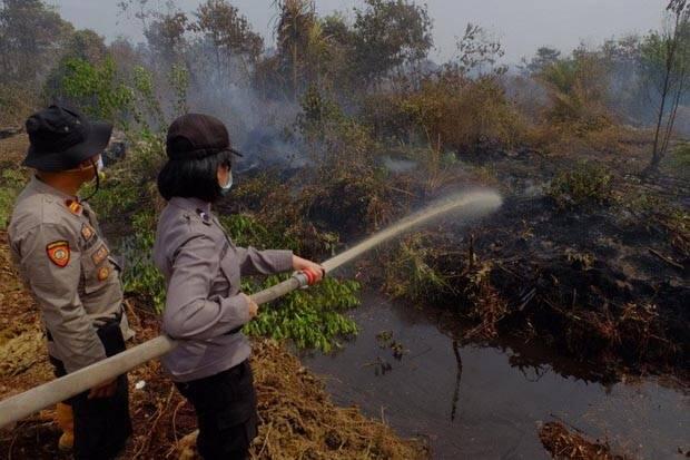 Polwan Cantik di Jambi Ini Ikut Padamkan Kebakaran Lahan