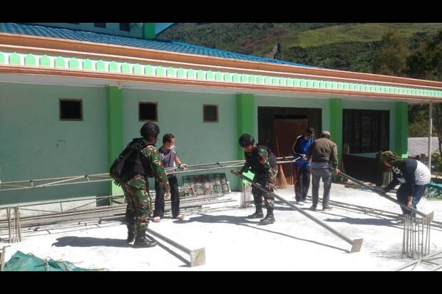 Pasukan TNI bersama Warga Berjibaku Bersihkan Masjid di Papua