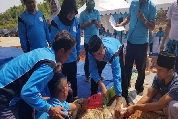 Al-Azhar Memorial Garden Bagikan Daging Kurban kepada Warga Telukjambe