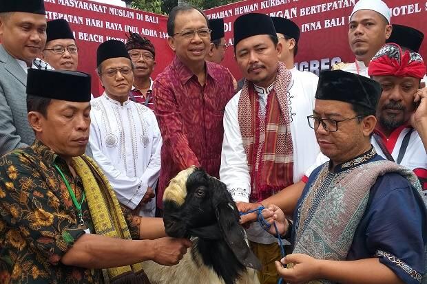 Toleransi Beragama, DPP PDIP Serahkan 30 Ekor Kambing Kurban untuk Warga Bali