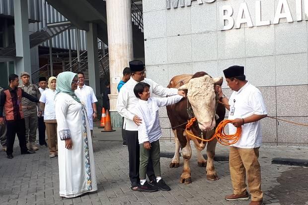 Usai Salat Idul Adha di Balai Kota, Anies Serahkan Kurban Sapi Limosin 1,2 Ton